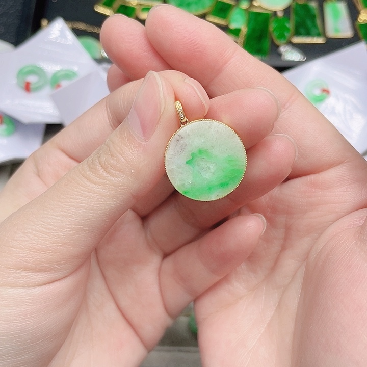 翡翠颈饰18K金镶嵌天然翡翠