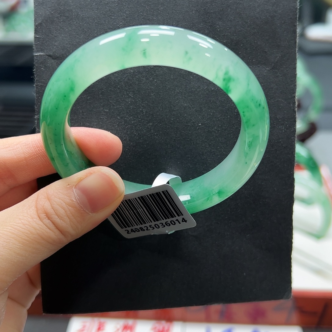 快***孩石英质玉（非洲翠）未镶嵌手镯