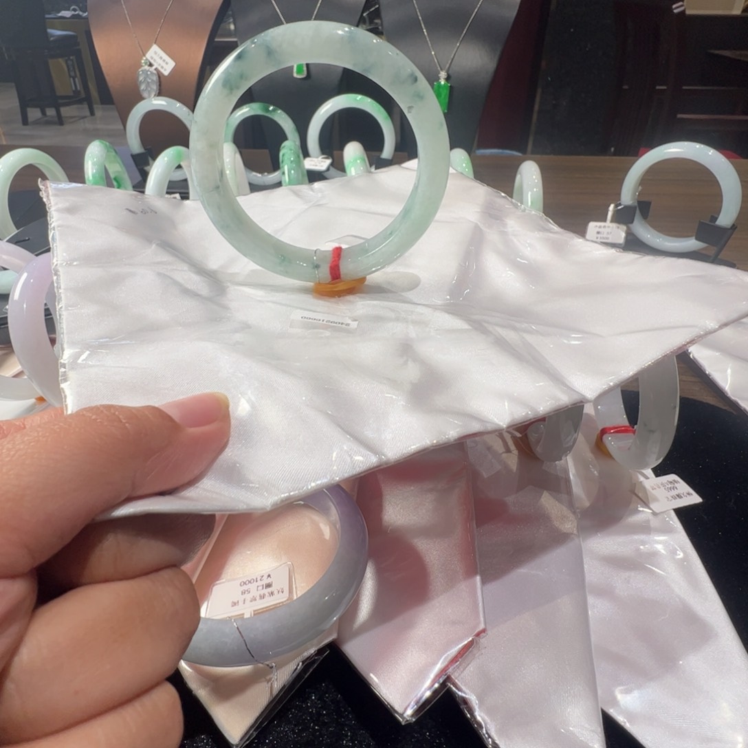 翡翠手镯未镶嵌飘蓝花