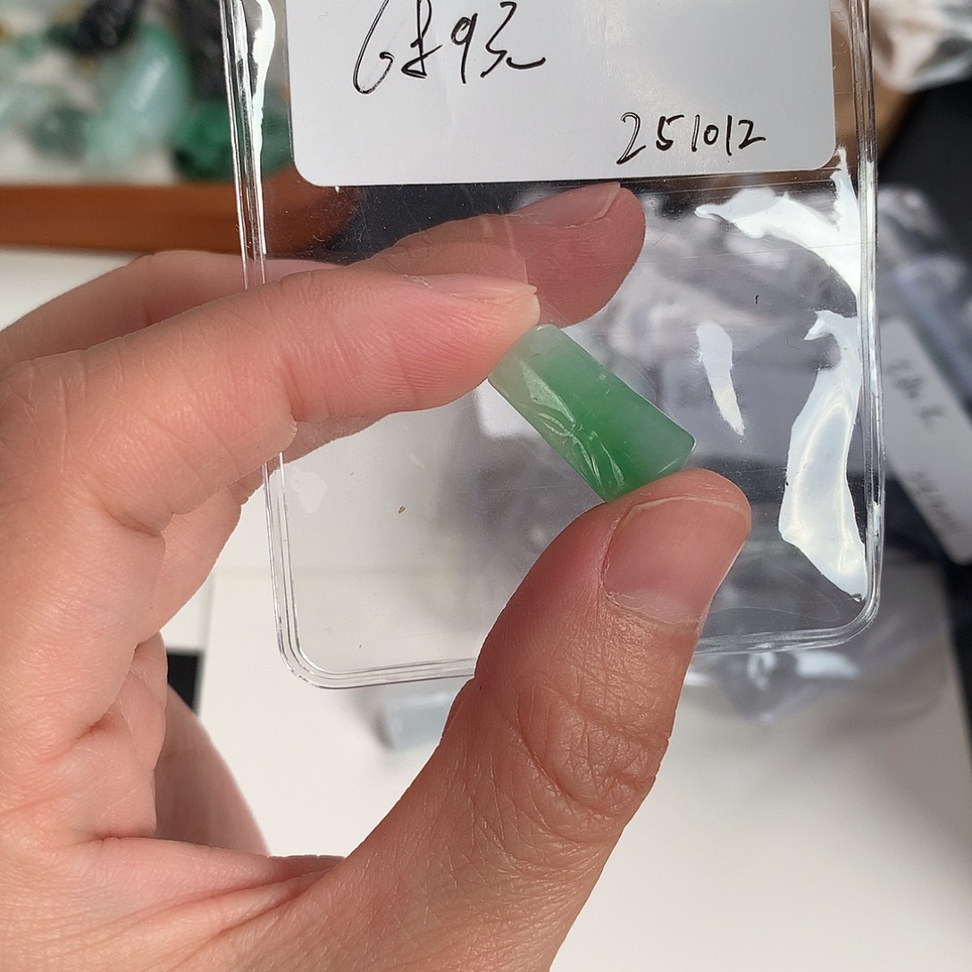 翡翠未镶嵌颈饰竹节