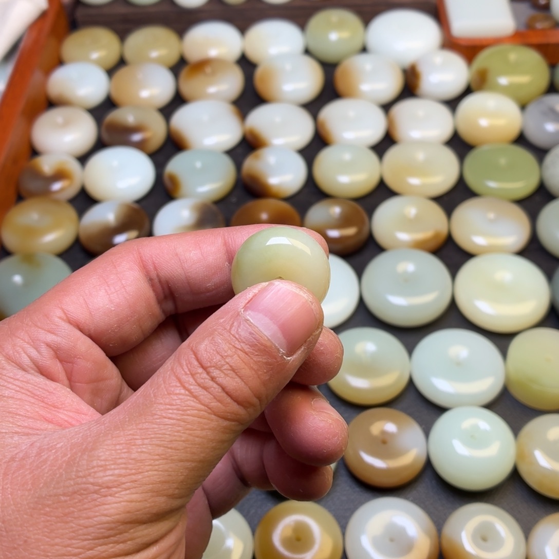 ꪝ***༨和田玉未镶嵌颈饰