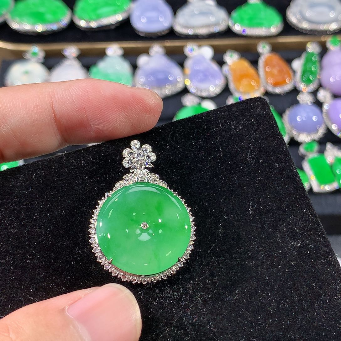 翡翠18K金镶嵌颈饰