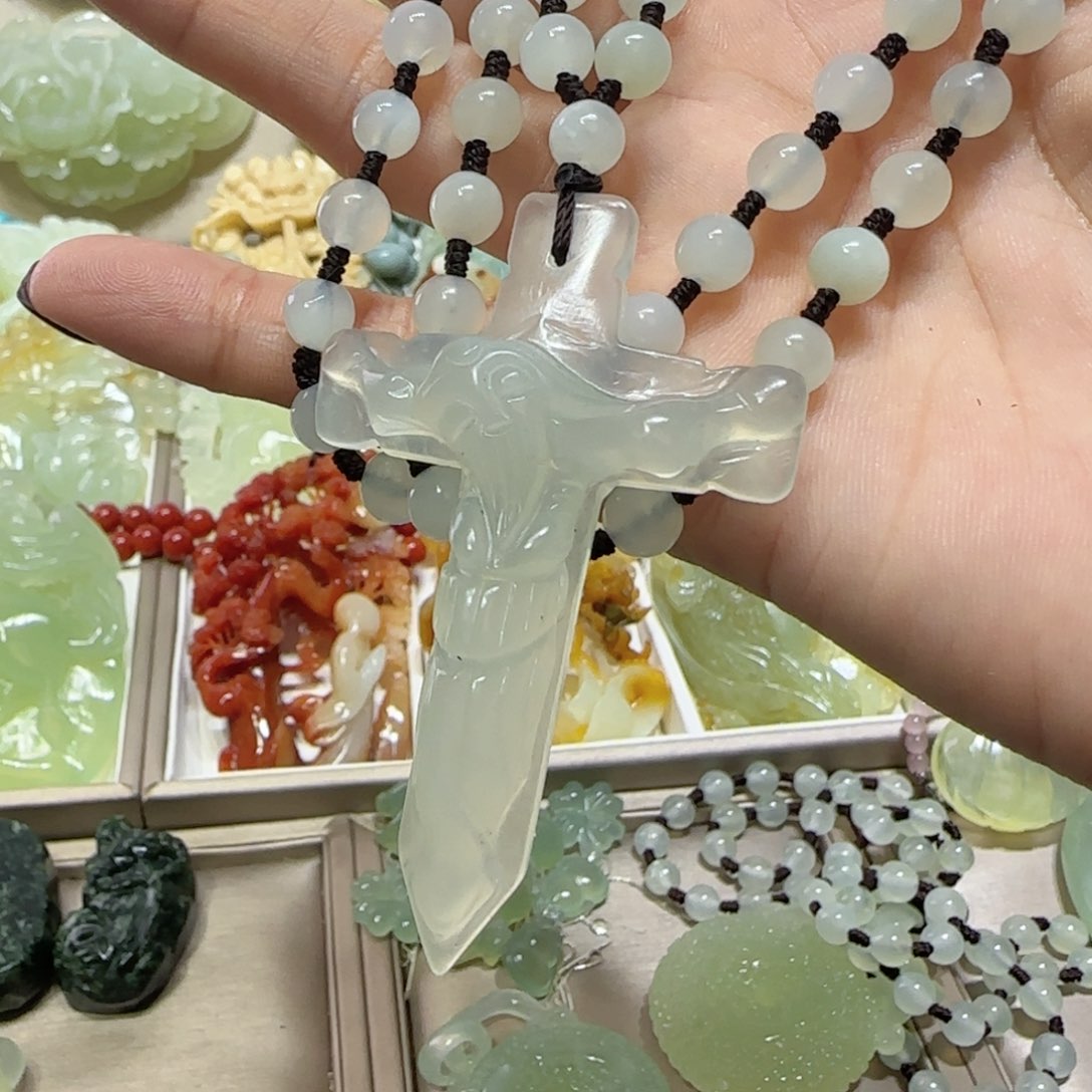 未镶嵌蛇纹石玉吊坠