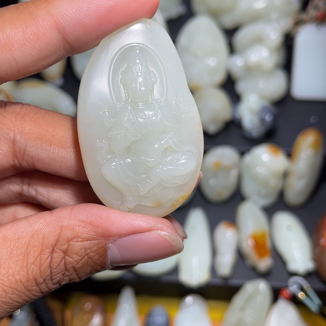 和田玉颈饰未镶嵌虎**?