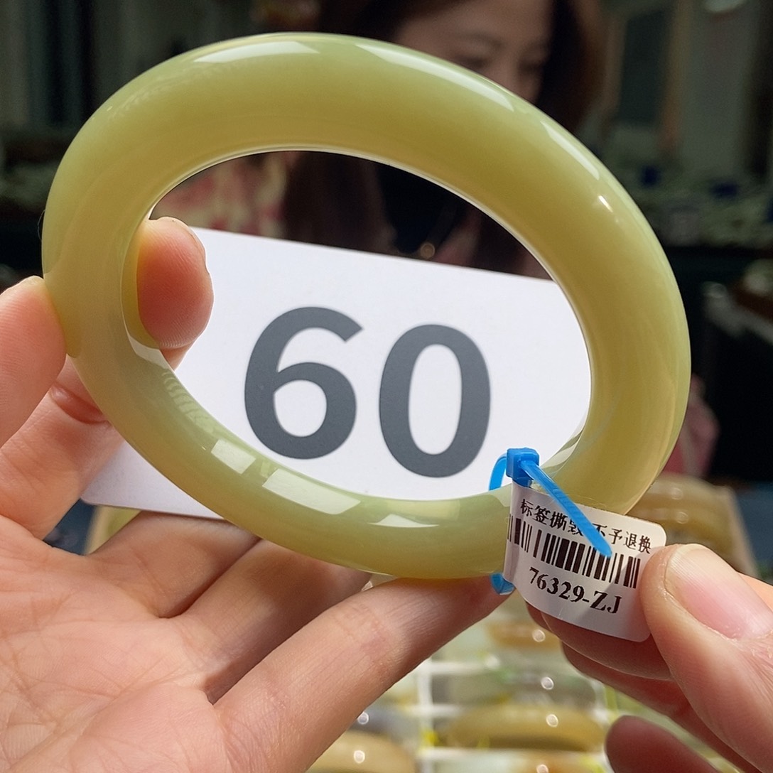 和田玉手镯未镶嵌向**生