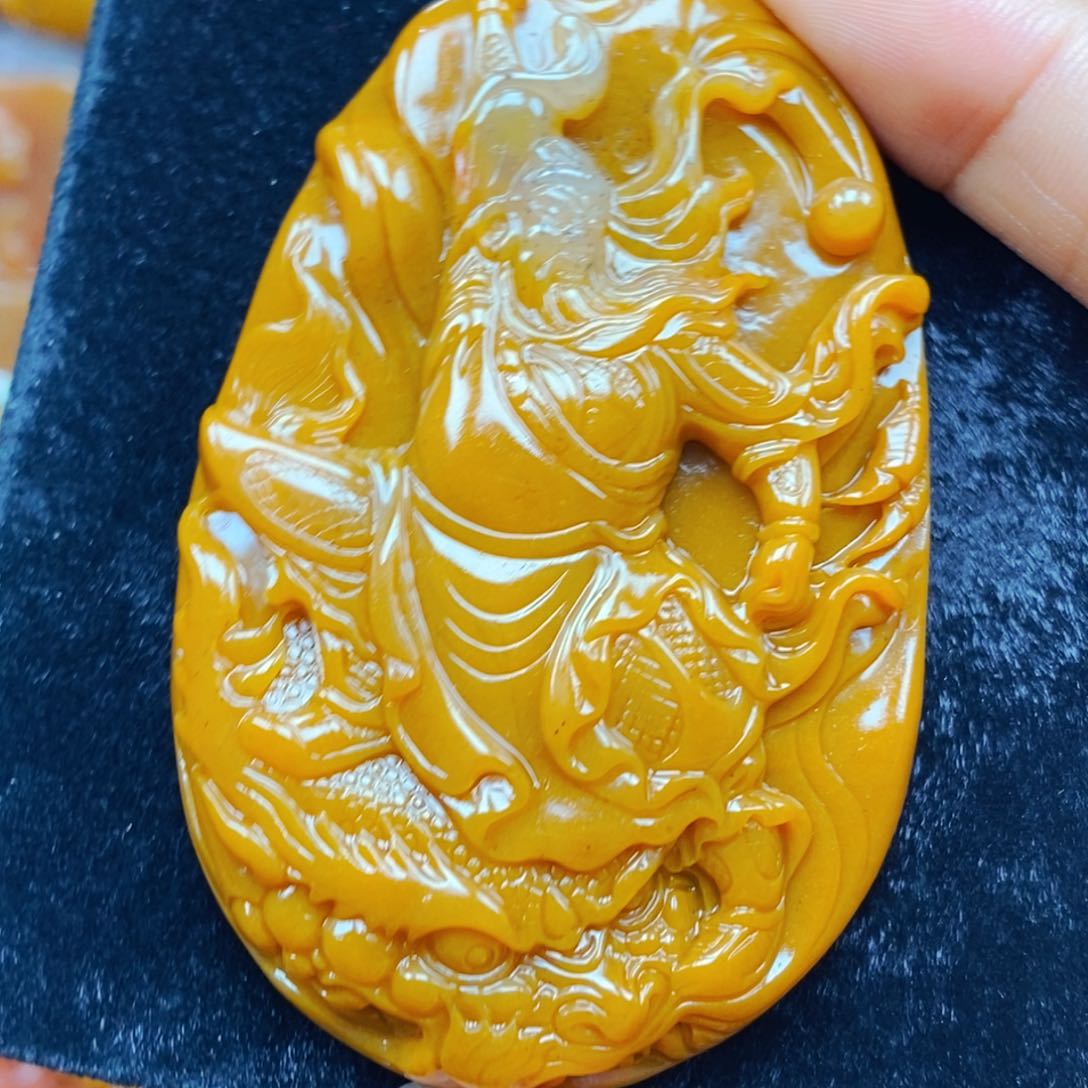 未镶嵌石英质玉（黄龙玉）颈饰