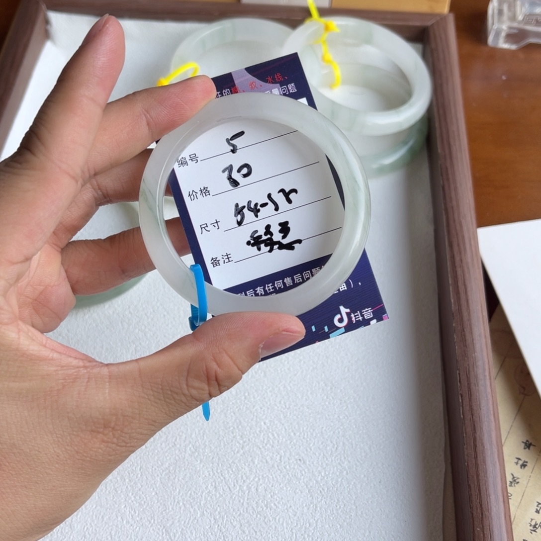 A***总石英质玉未镶嵌手镯5.545