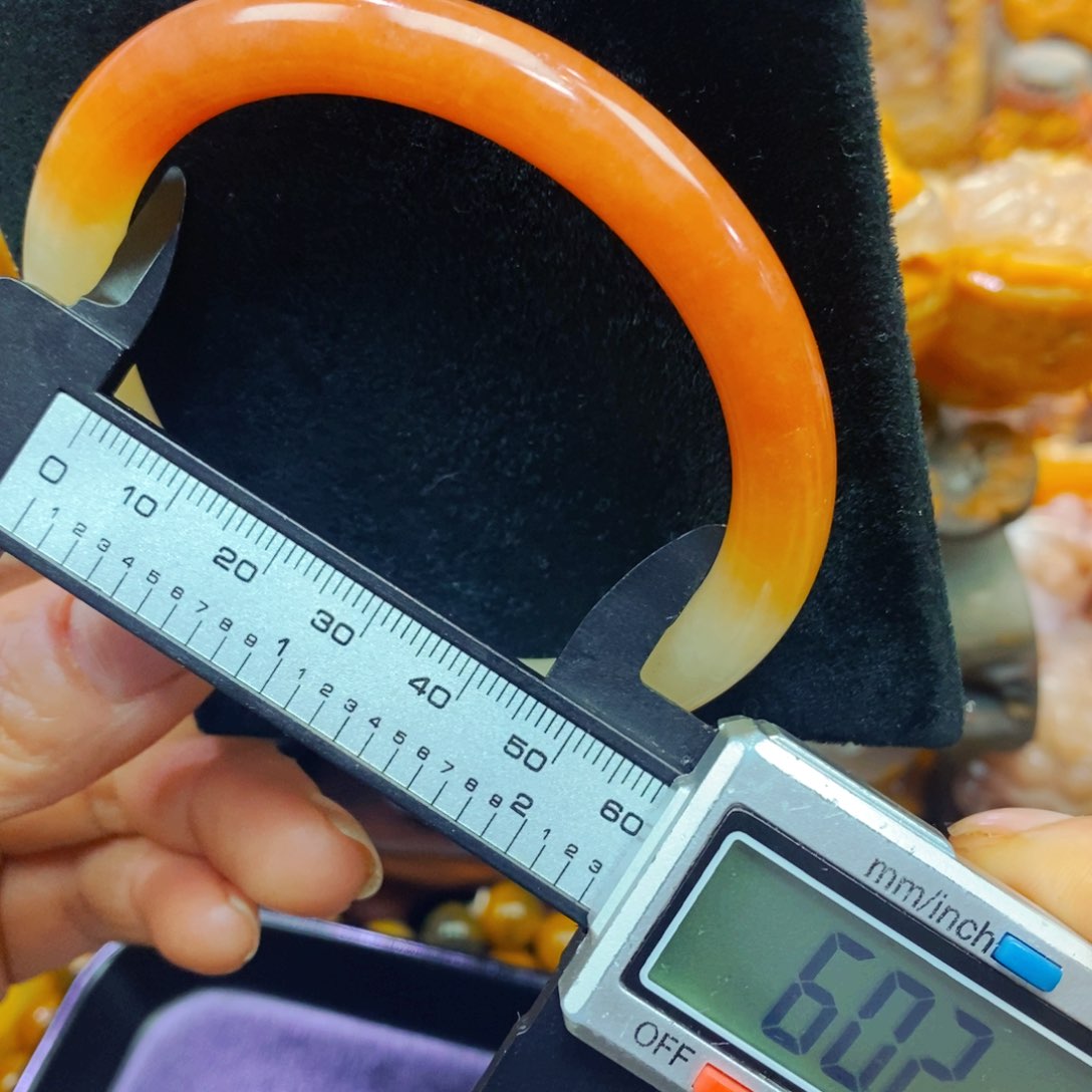 未镶嵌石英质玉（黄龙玉）颈饰