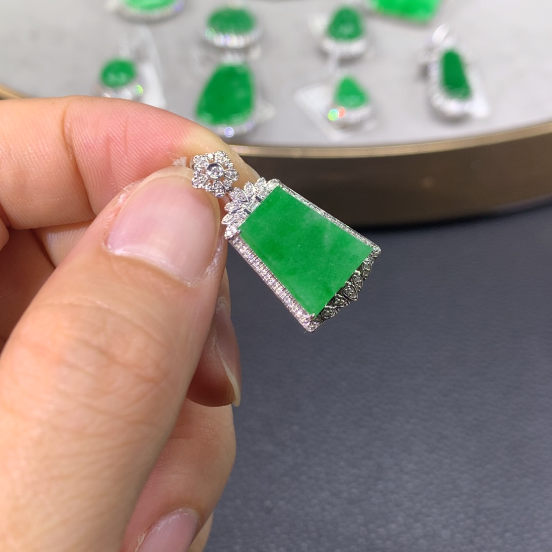 翡翠颈饰18K金镶嵌翡翠