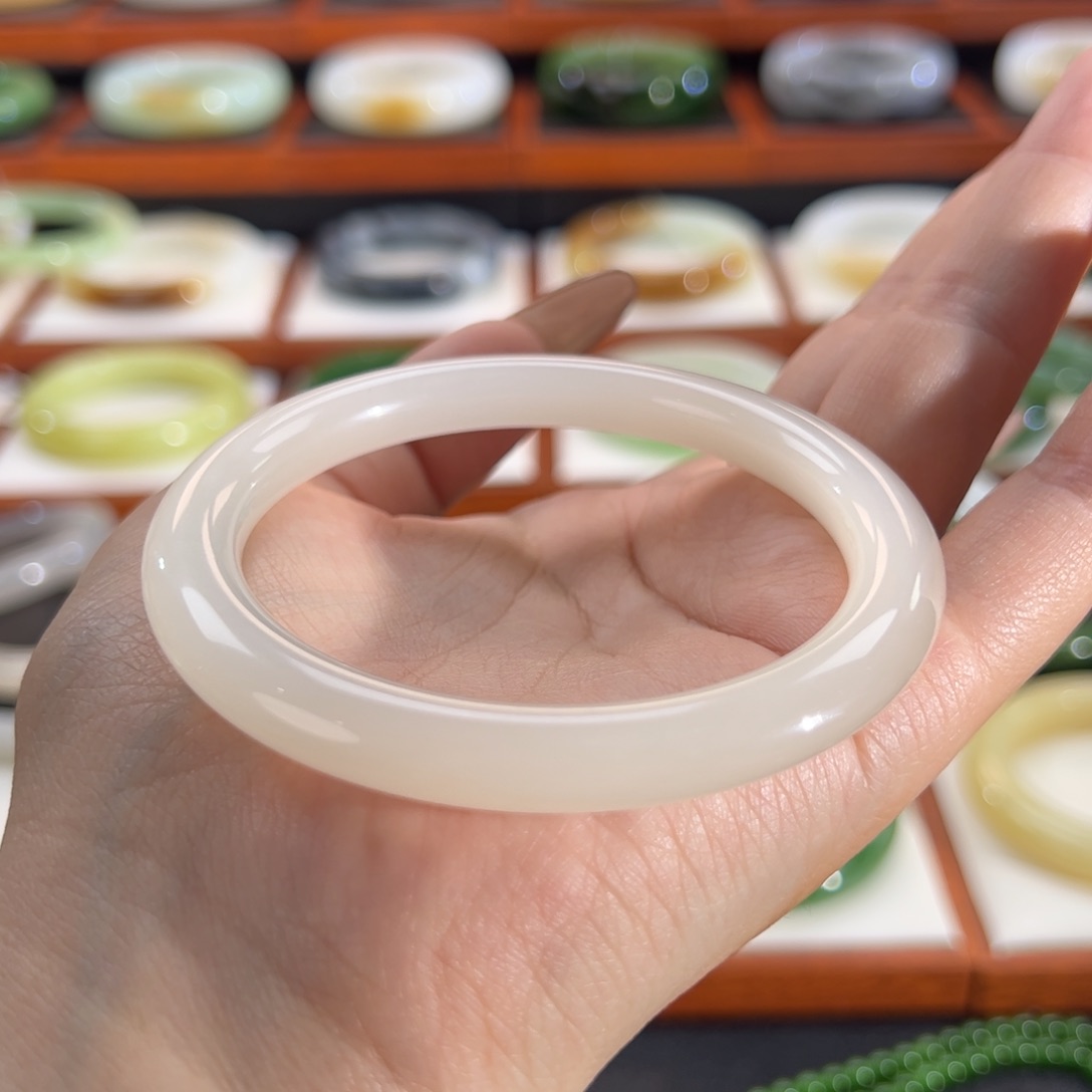 和田玉手镯未镶嵌皮**u