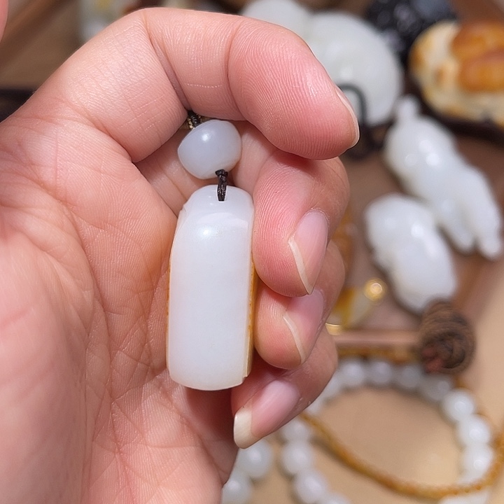 闲***行和田玉未镶嵌颈饰