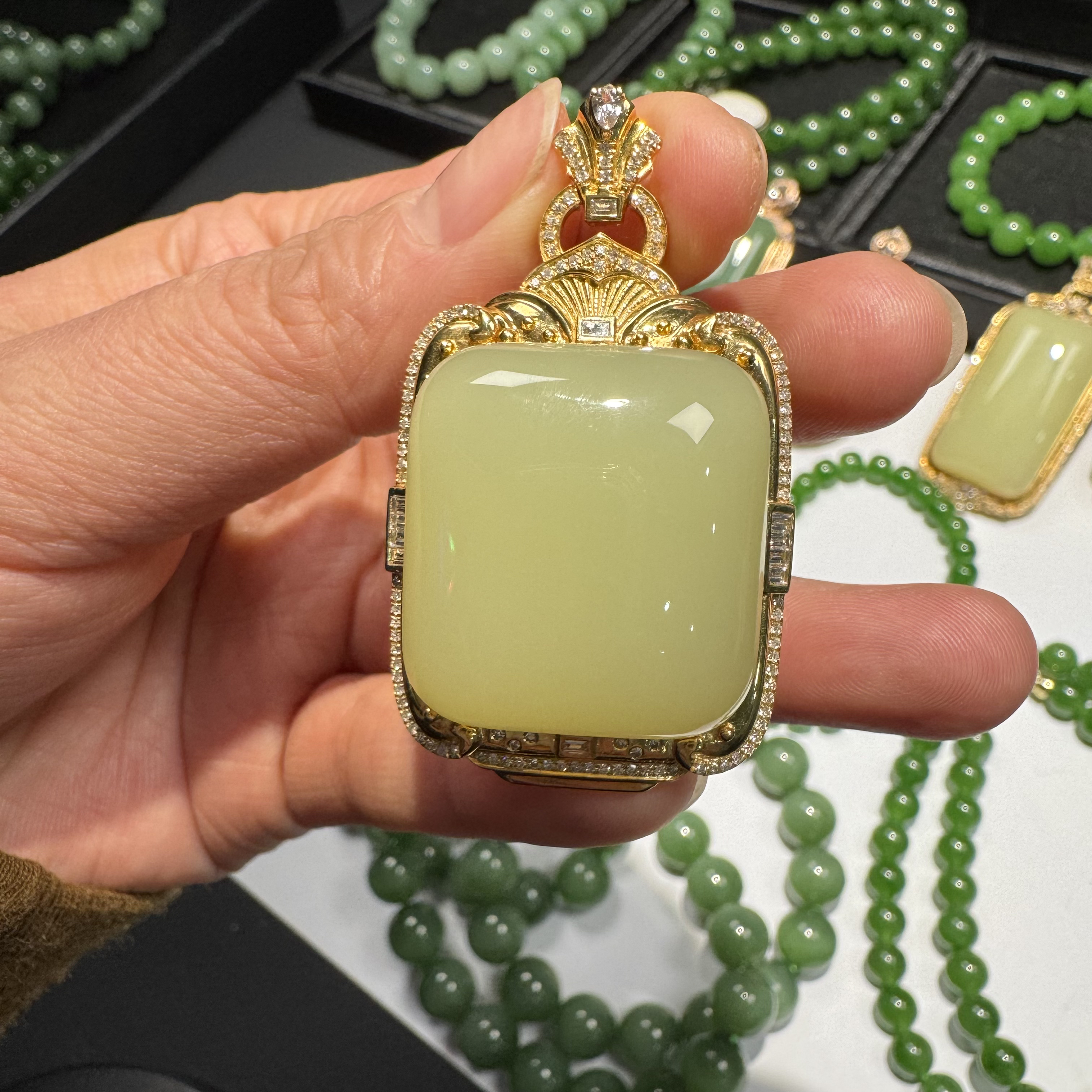 和田玉黄口无事牌镶嵌