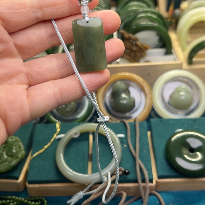 和田玉颈饰未镶嵌湖水绿无事牌