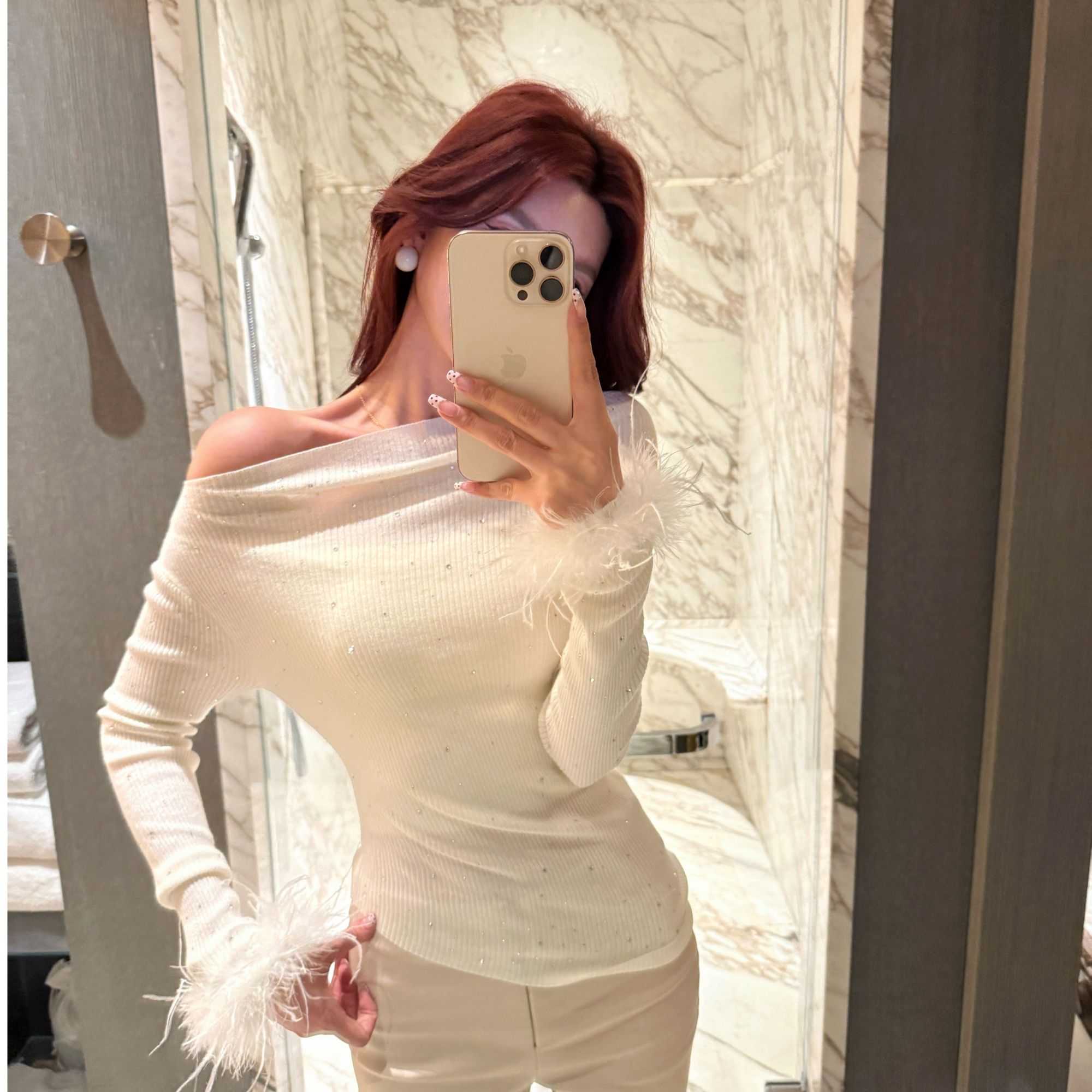 婉君Q【智性美人】“绵羊毛+驼鸟毛”重工烫钻一字肩上衣FH25D4T3569