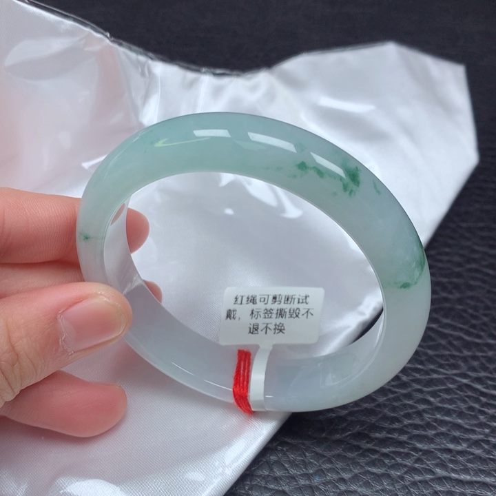 翡翠手镯未镶嵌。