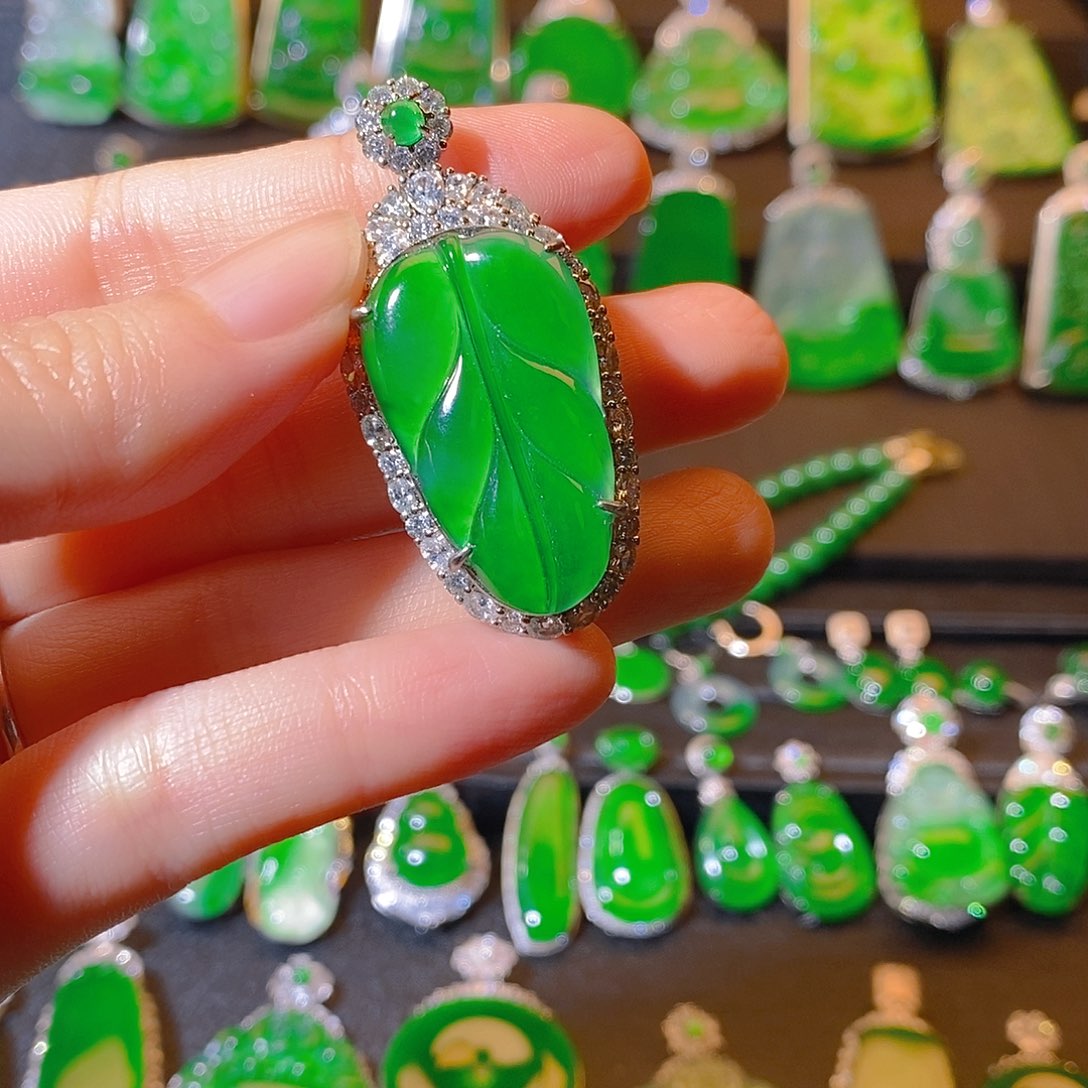 翡翠未镶嵌颈饰是