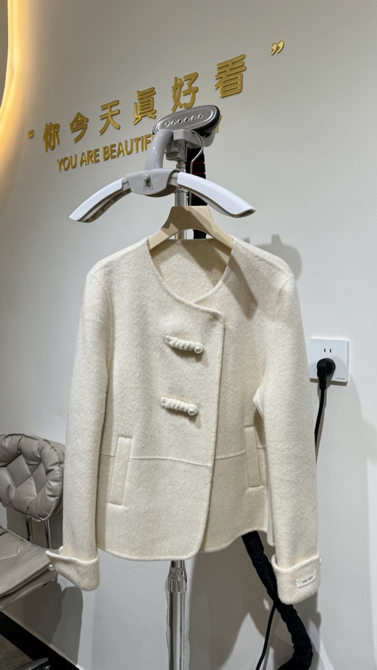 时尚短款大衣热销