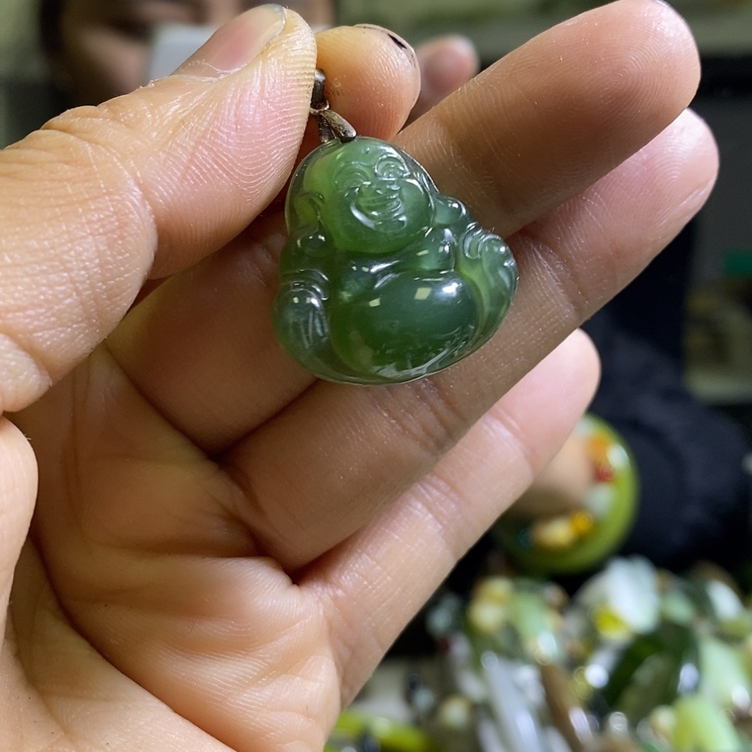 岫玉未镶嵌颈饰一个