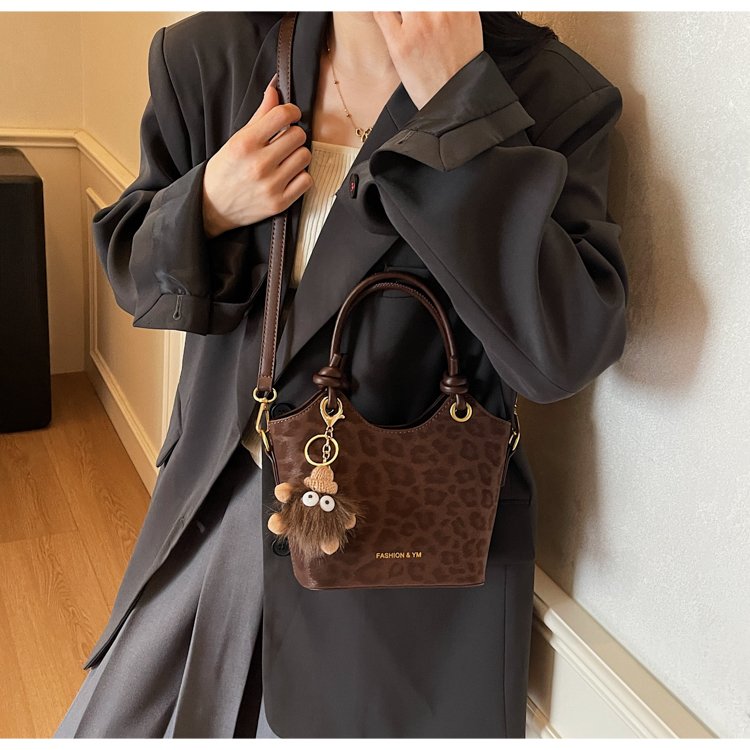 冬季新款流行单肩包小众便捷设计手提包时尚百搭洋气斜挎女包腋下