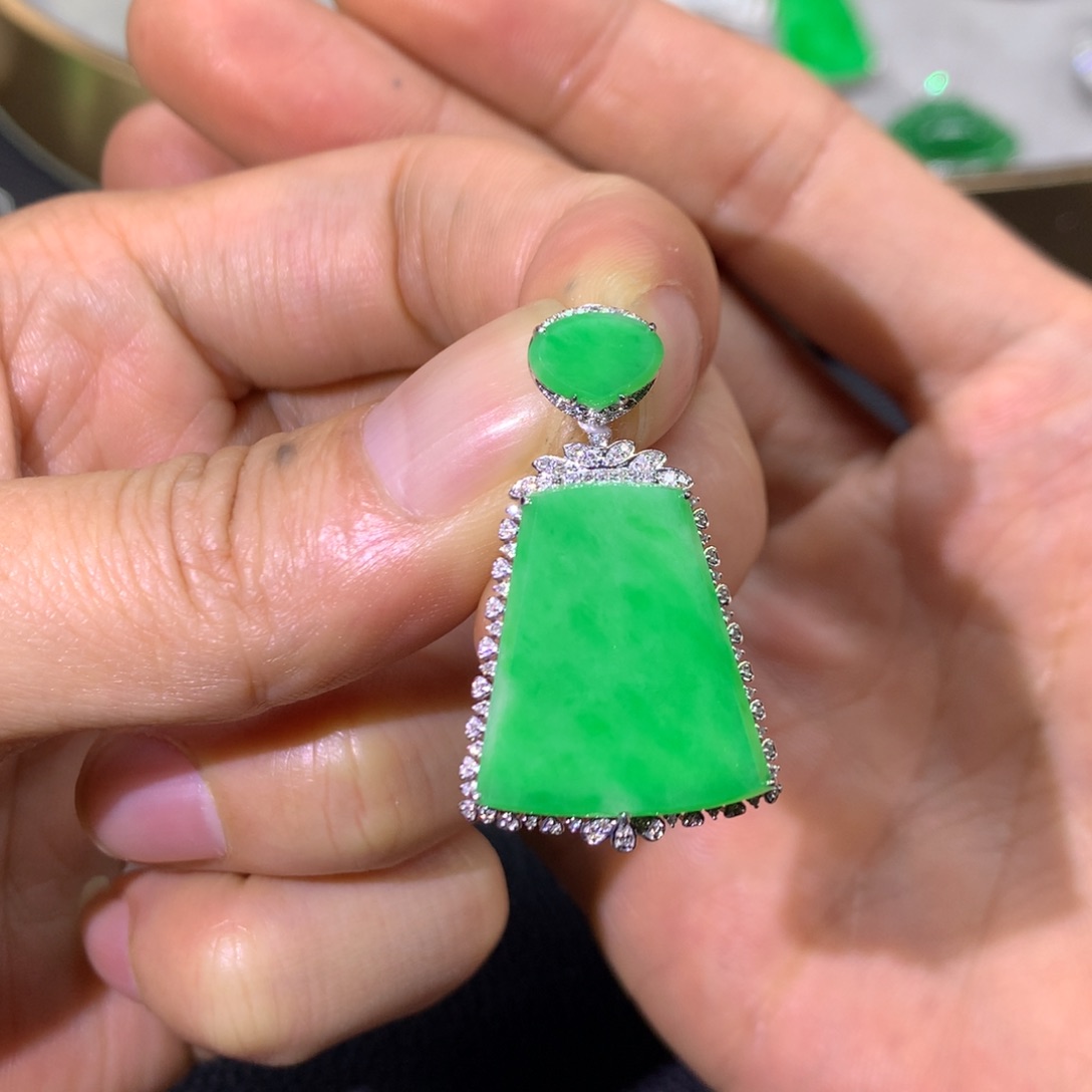 翡翠颈饰18K金镶嵌翡翠