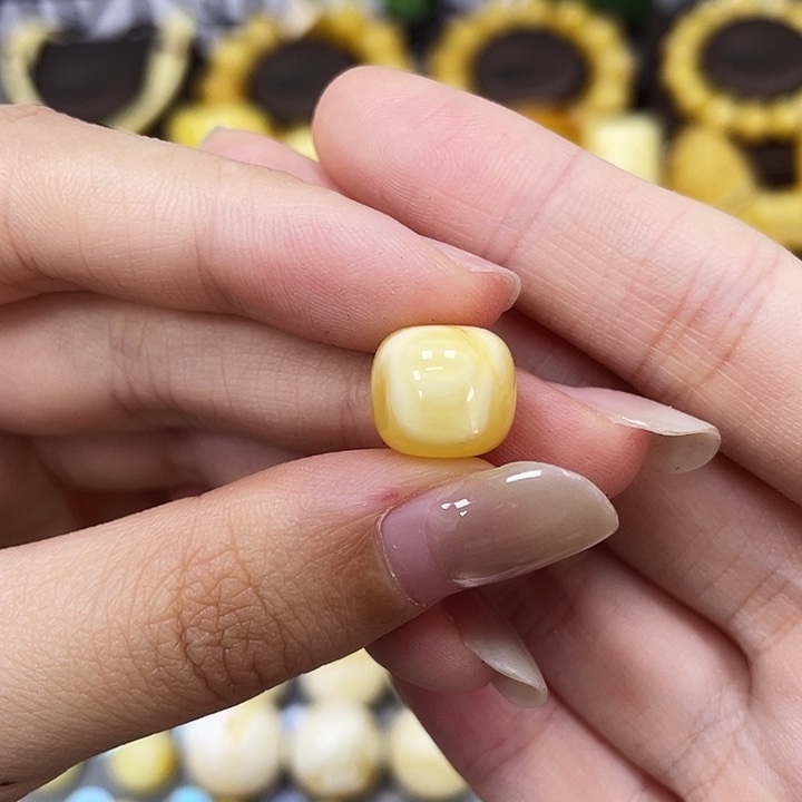 琥珀未镶嵌裸石11.1*9.8mm瑕 203