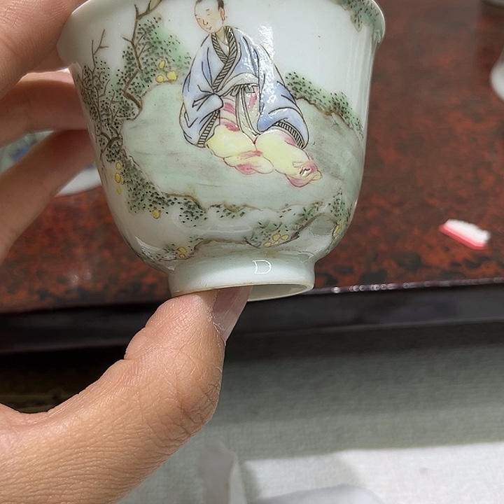 守***护瓷片精美的陶瓷摆件……