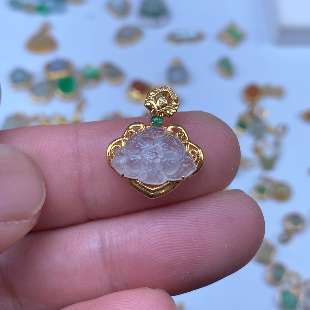 翡翠18K金镶嵌颈饰