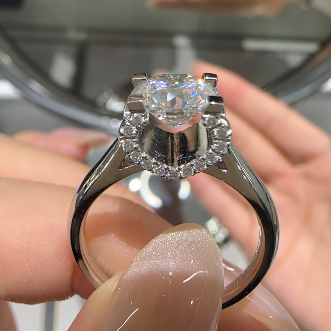 实验室培育钻石铂Pt950镶嵌带钻牛头1.5卡