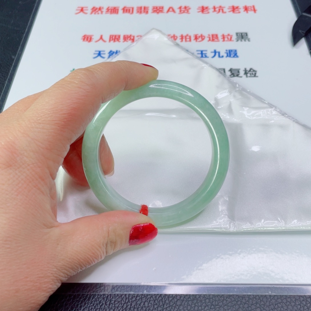 翡翠手镯未镶嵌浅**沫