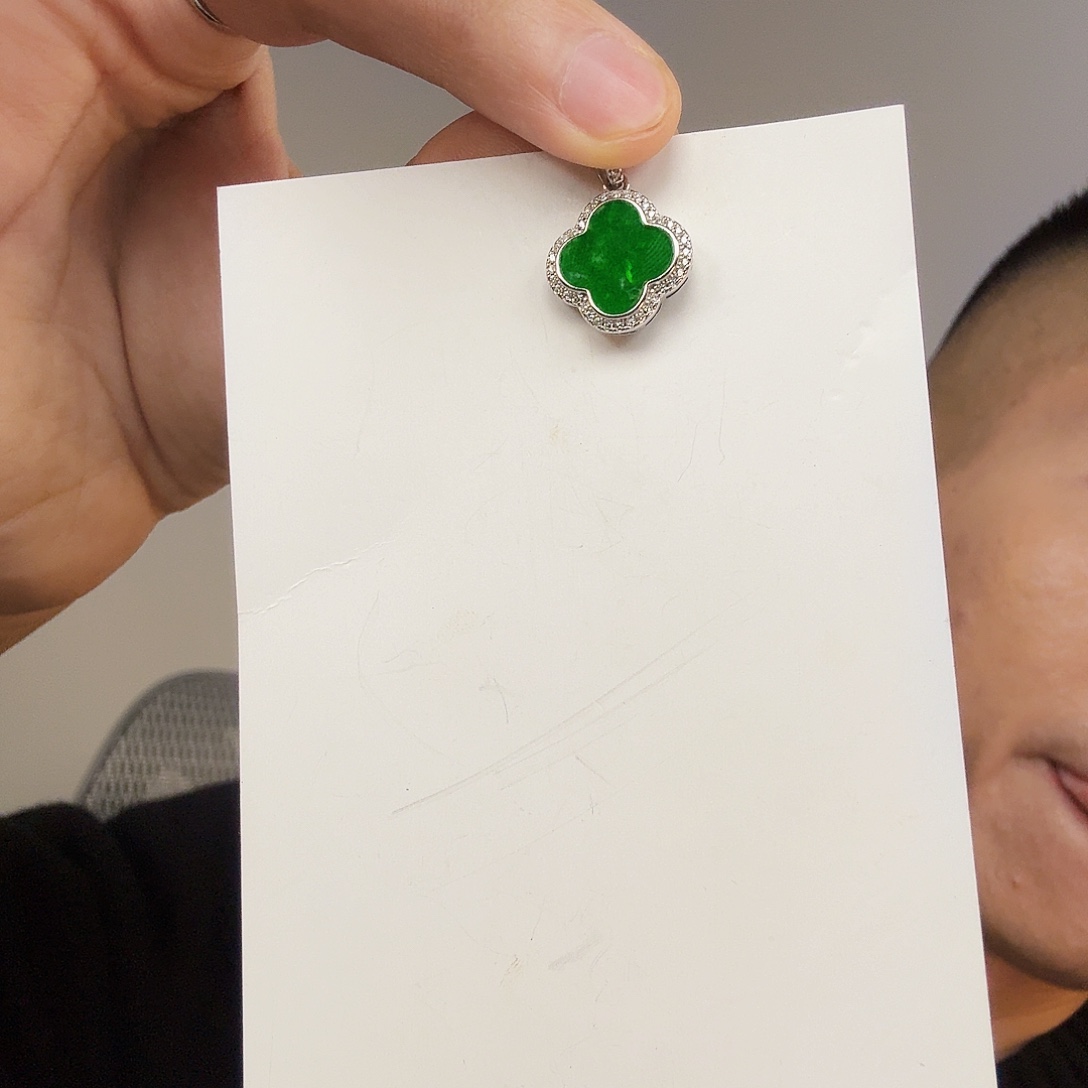 翡翠未镶嵌颈饰一件