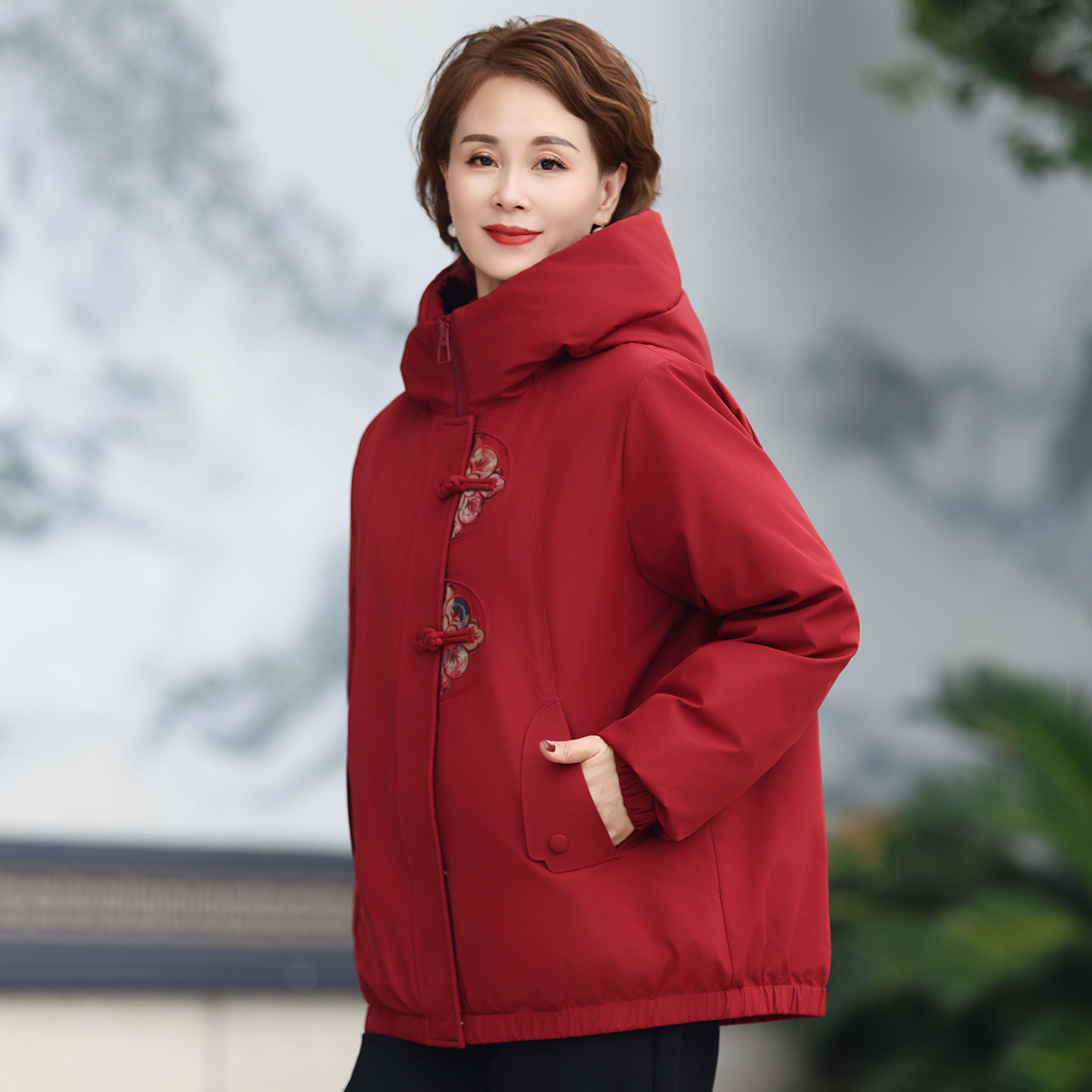 颜太太妈妈冬装羽绒服短款2025新款中老年女装冬季加厚保暖外套女