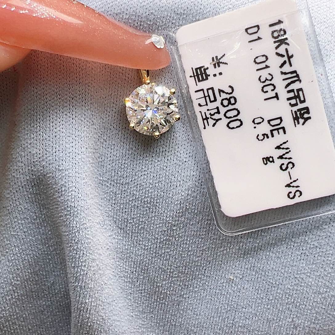 18K金镶嵌吊坠实验室培育钻石1.013克拉K黄六爪吊坠