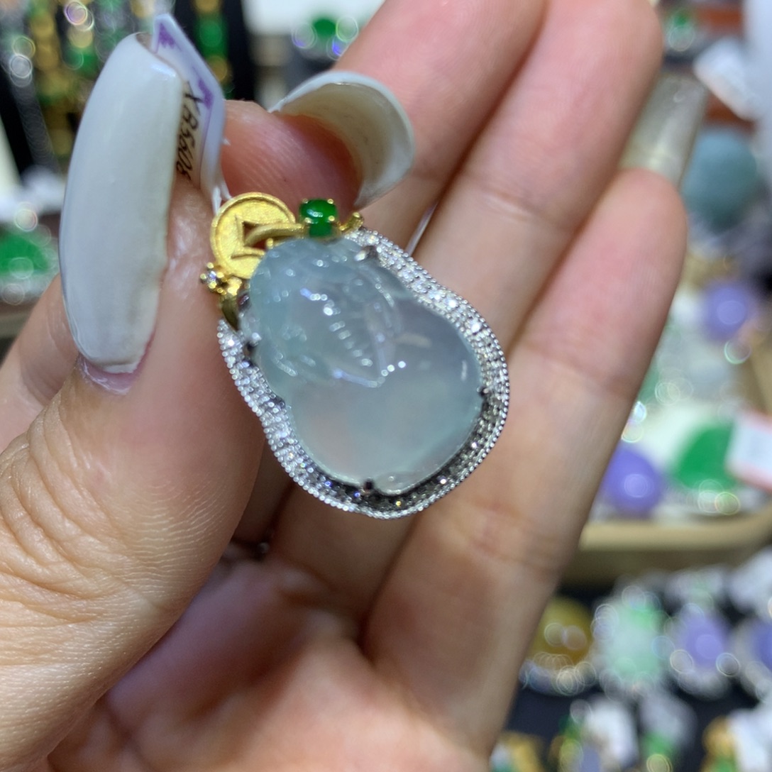 翡翠18K金镶嵌颈饰