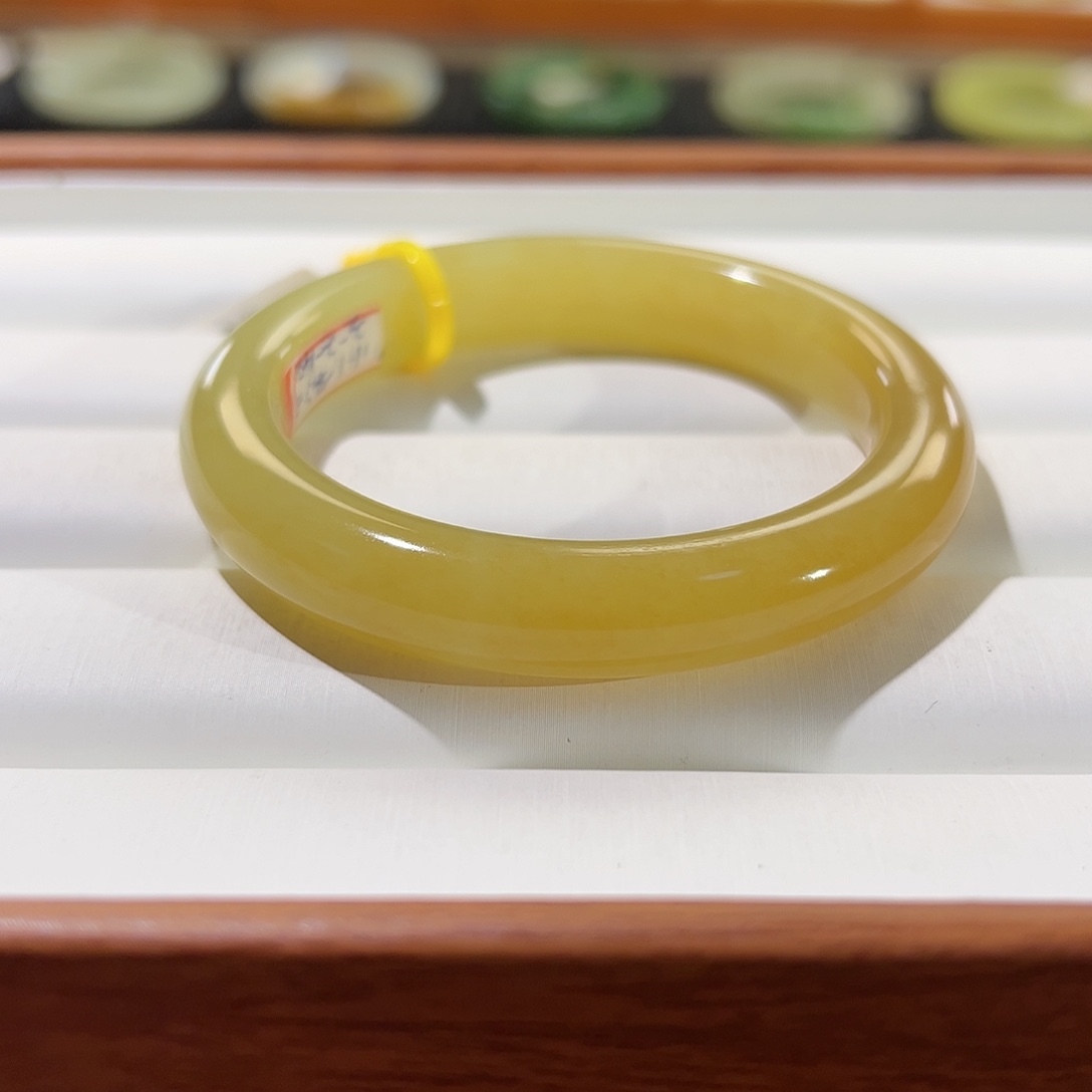 和田玉手镯未镶嵌黄口糖渐变