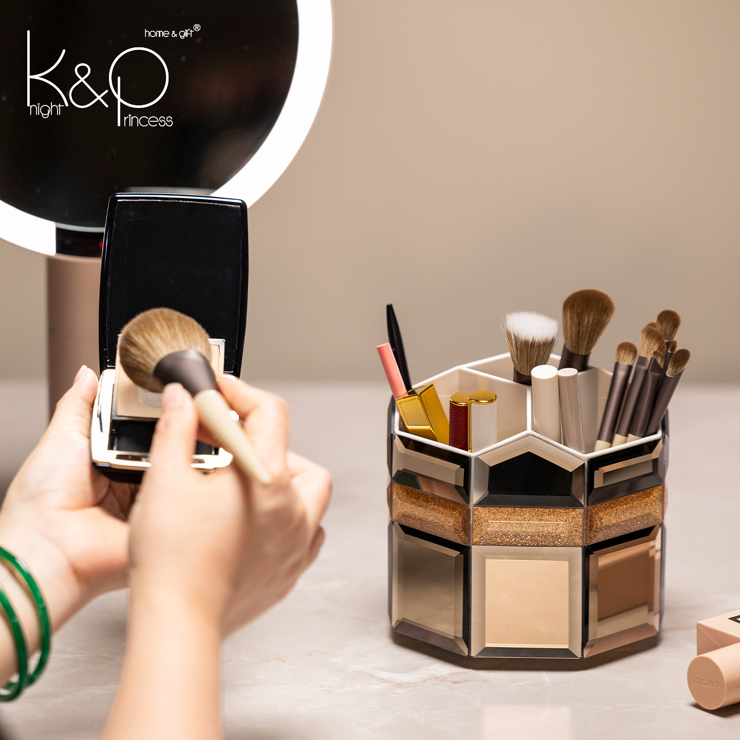 摩登系列新款简约家用化妆刷收纳整理可旋转的化妆刷收纳桶