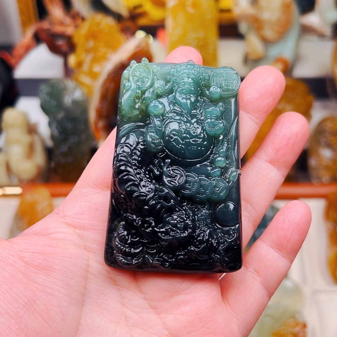 龙***洲蛇纹石玉未镶嵌颈饰