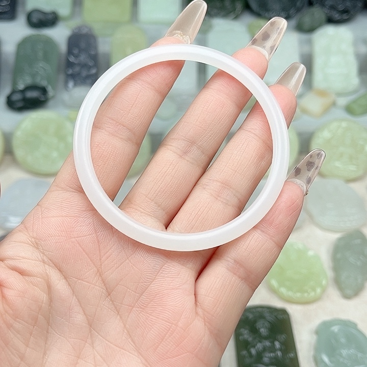 静****和田玉未镶嵌颈饰