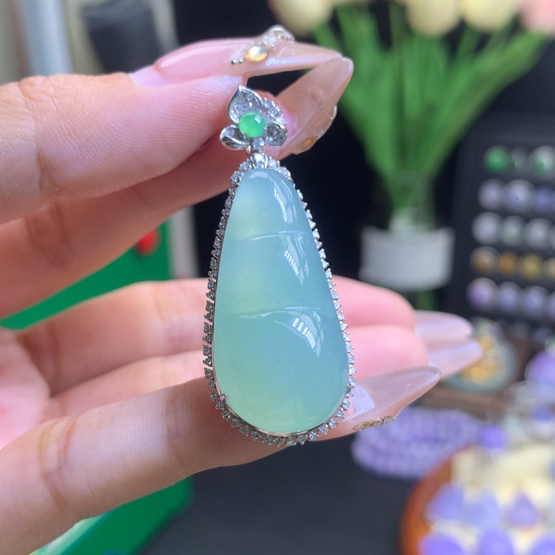 翡翠18K金镶嵌颈饰天然