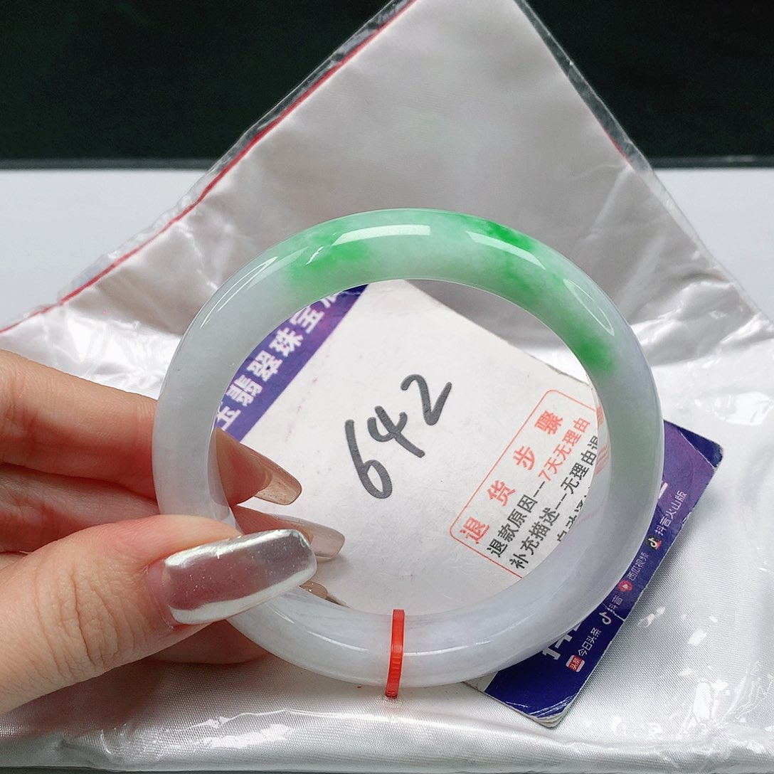 翡翠手镯未镶嵌翡翠手镯