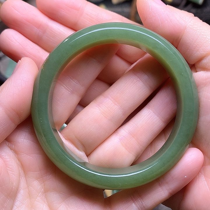 岫岩河磨玉（透闪石质玉）手镯未镶嵌