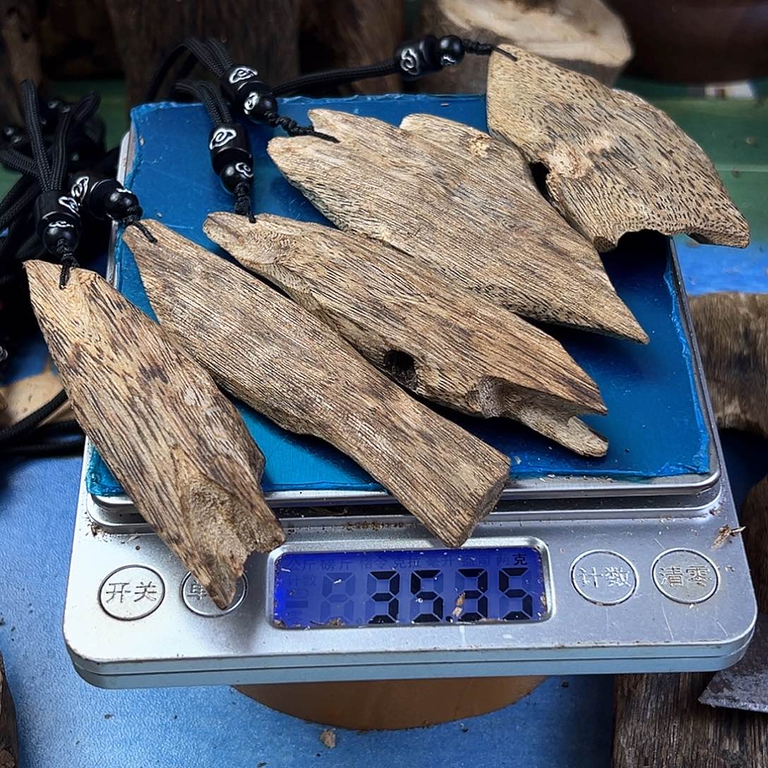 香料绿奇楠蓝宝石块料一个