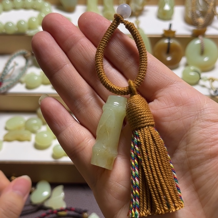 和田玉未镶嵌颈饰有纹，微瑕