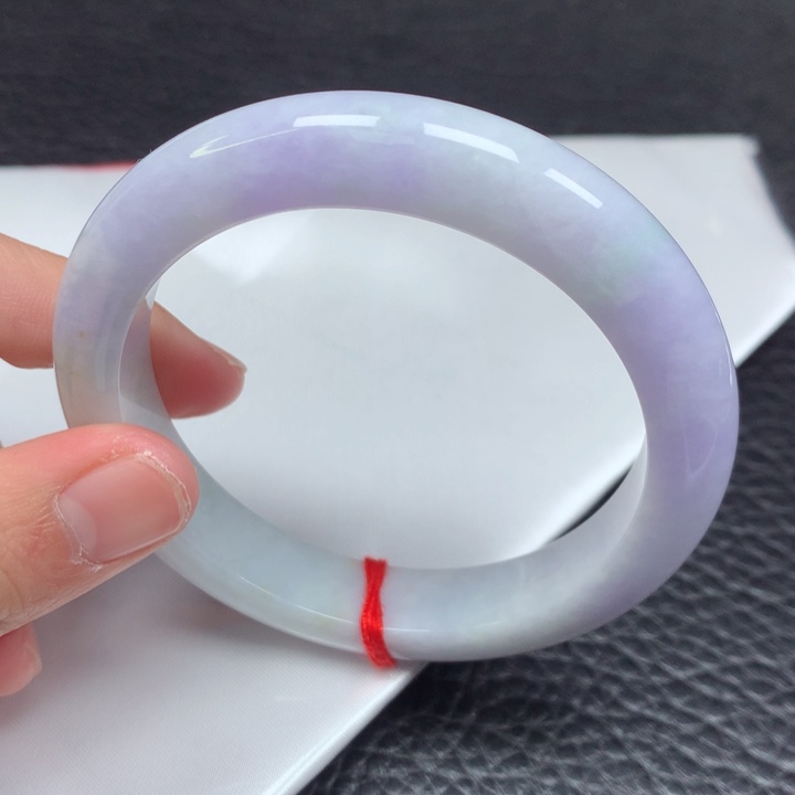 翡翠手镯未镶嵌。