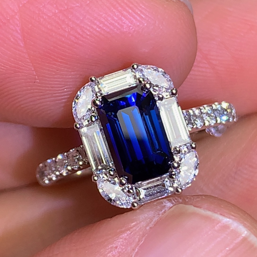 蓝宝石戒指18K金镶嵌2.22吉尔德皇家蓝