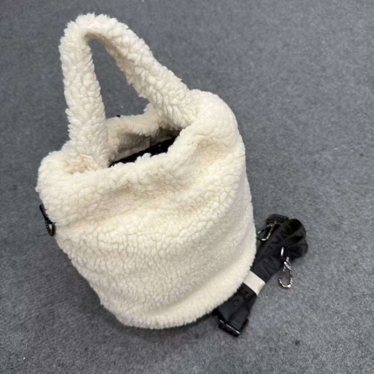 米白色手拎 斜挎 抽绳水桶包