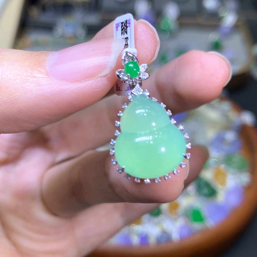 【闪购商品】翡翠颈饰18K金镶嵌翡翠吊坠项链