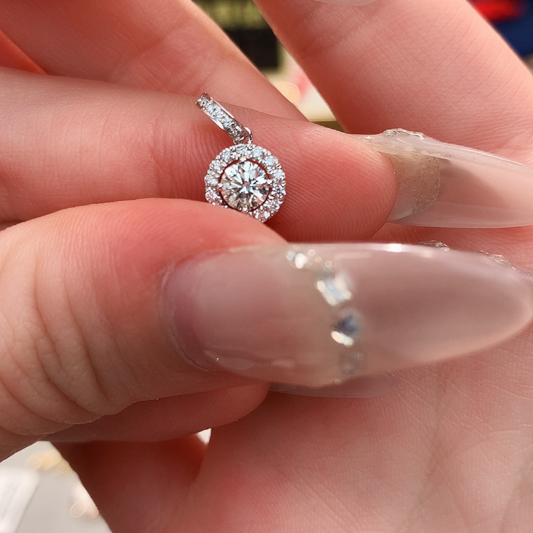 钻石吊坠(不含链)18K金镶嵌18k钻石吊坠