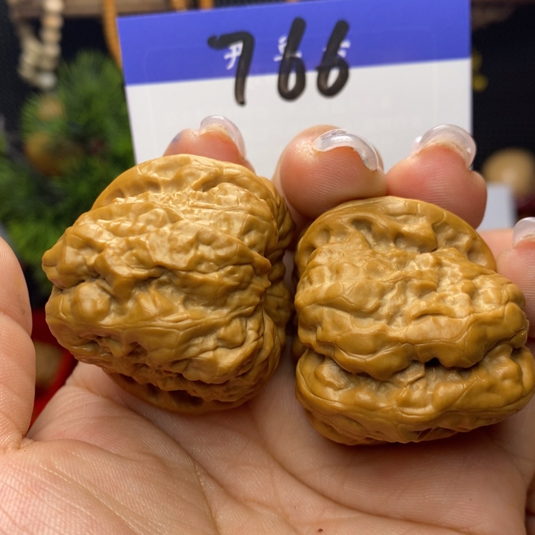 文玩核桃吊坠蛤蟆头。边，边39 肚46。丹