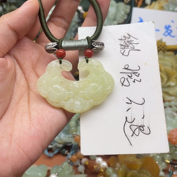 蛇纹石玉吊坠合金