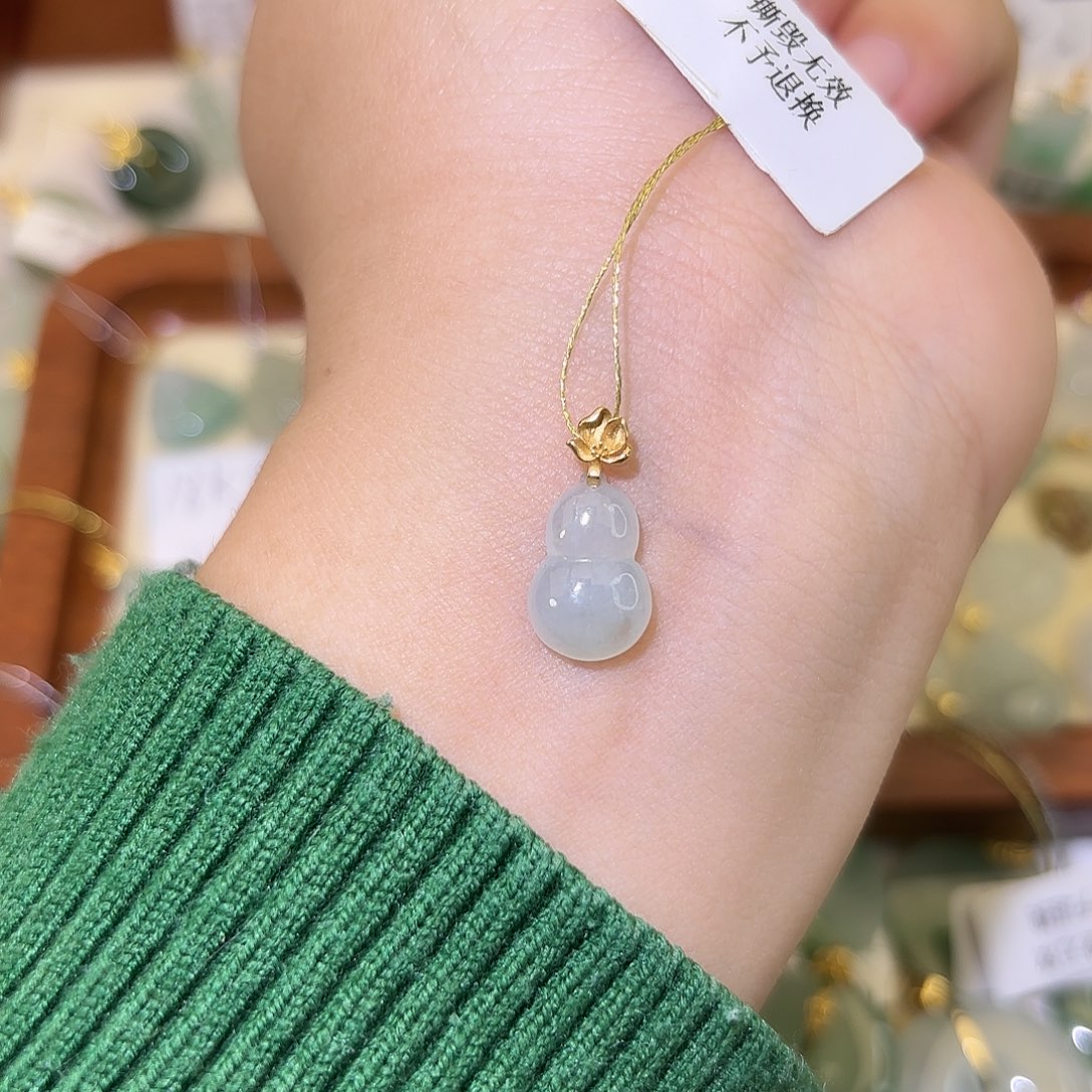 双***林翡翠18K金镶嵌颈饰葫芦